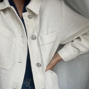 Vit jacka - Vit sommarjacka från Zara. Aldrig använd. Prislappen sitter på. 🦋