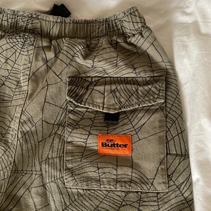 Butter byxor - Använda Butter skatebyxor som sitter skönt. De är 100 cm i längden. Orginal pris 1 400kr.
