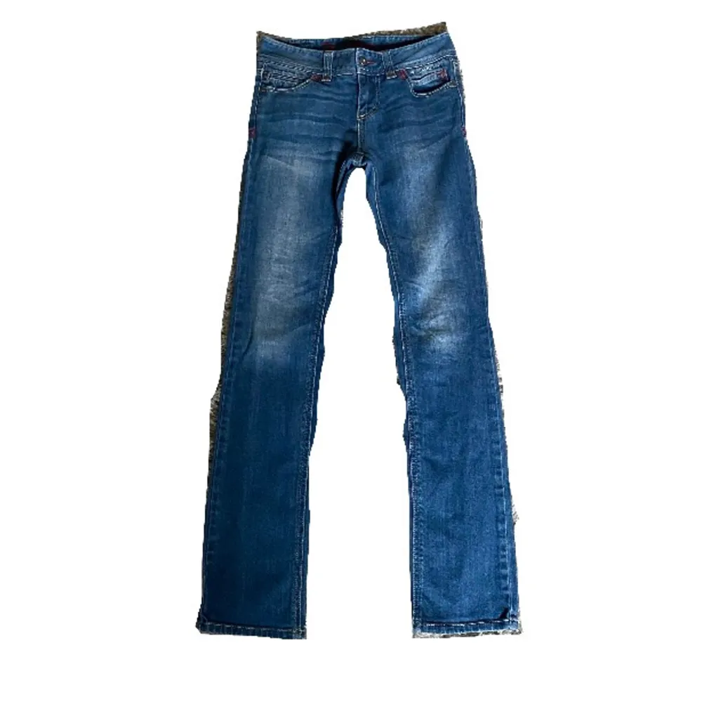 lågmidjade jeans, super SNYGGA! Jeansen är i storlek Xs/S men skit fina! Dom ser kanske skinny ut men har man Xs/ S i byx storlek så är dom helt perfekta!  ser inte vad märket är för det står lite konstigt men om du vill veta så kan jag skicka bild på lappen!Köparen står för frakten❤️. Jeans & Byxor.