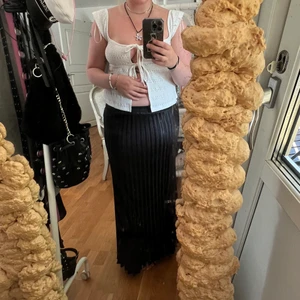 Långkjol  - Svart lång kjol, strl 36 och väldigt för liten för mig, stretchig i midjan och har nog aldrig blivit mer än testad! Köparen står för frakt och meddela gärna innan, klicka alltså inte på köp direkt 💗💗