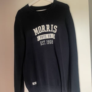 Stickade herrtröjor Morris  - Stickade herrtröjor Morris Blå strl M Grå strl L  Alla 3 tröjor 1000kr