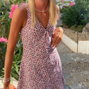 Blommig klänning zara - Jag säljer denna superfina rosablommiga klänning från zara då den inte kommer till användning längre💘storlek xs/s och säljs för 100kr+frakt! Hör av dig vid intresse 