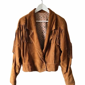 Jacka - Jättefin westernjacka i mocka med fransar från 70-talet, köpt på vintagebutiken Ritz för ca 600 kr. Köpare står för frakt <3