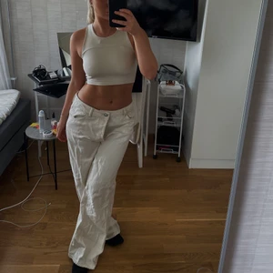 vita jeans - vita jeans! säljer pga för stora, jag är en storlek 36 & blir low-waist på mig 💘