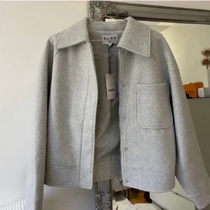 Nakd jacka  - Storlek 38 från nakd. Sällan använd, bra skick. Perfekt till skolstart och höst😍 BUDGIVNING PRIVAT! INTE SÅLD