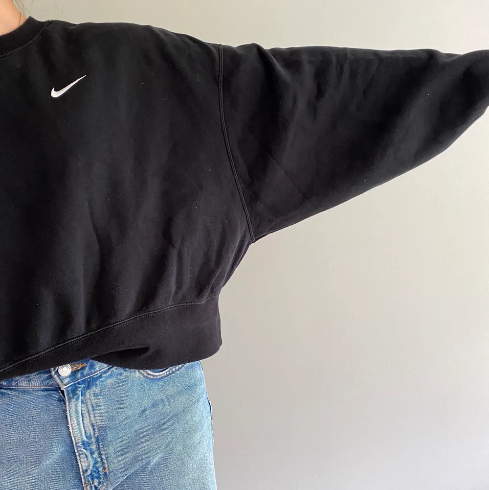 Svart sweatshirt i oversize med boxig passform och liten Swoosh-logga.. Tröjor & Koftor.