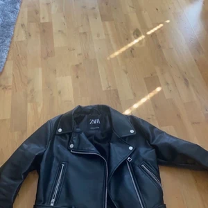 Skinn jacka zara  - En fin skinnjacka från zara. Knappt använd. 300kr plus frakt 