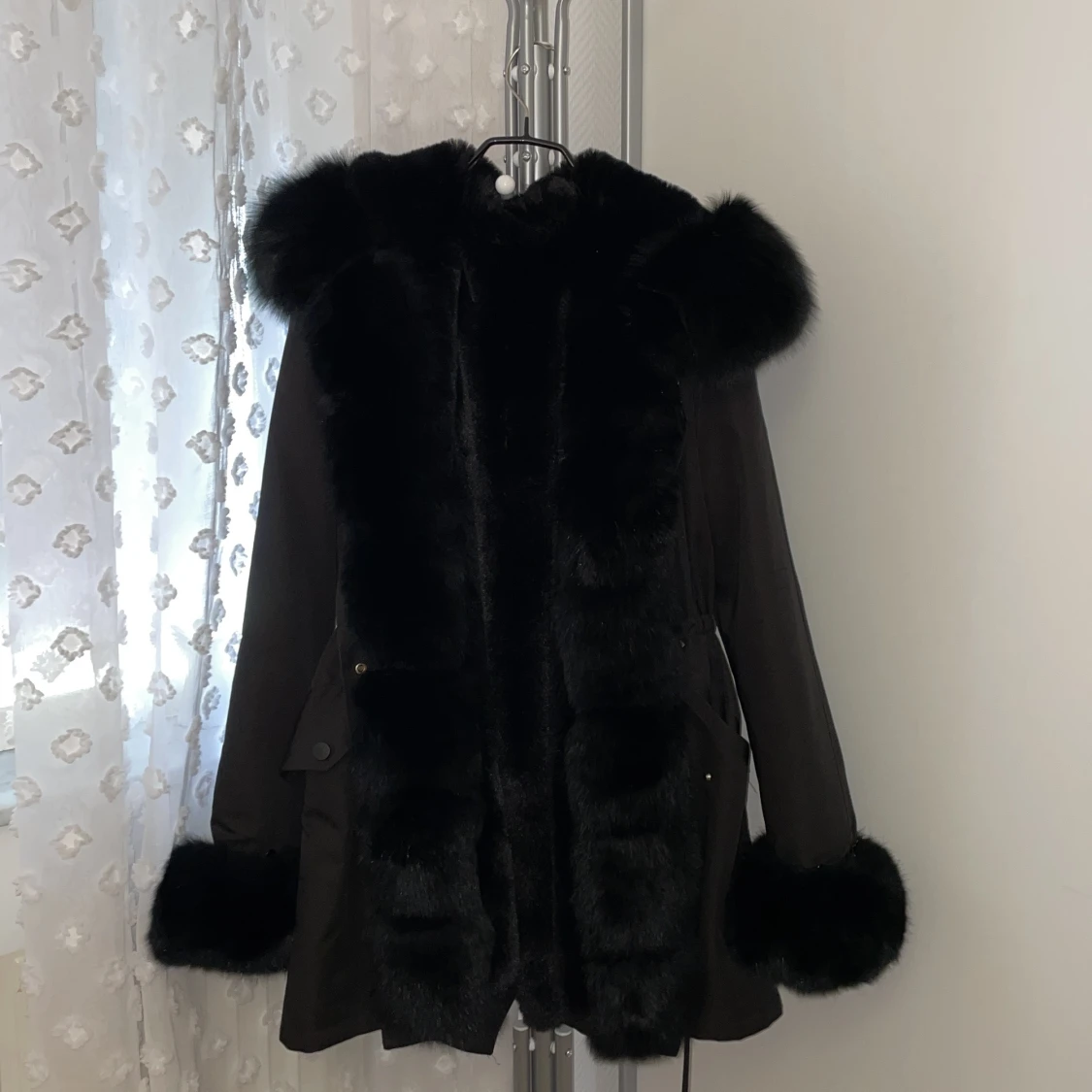 Svart pälsjacka, tvättbjörn krage hooded real fox flur
