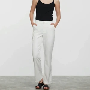 kostymbyxor  - säljer ett par vita kostymbyxor från bik bok då det ej kommer till andvändning mer. Modell vilma   Nypris:399kr