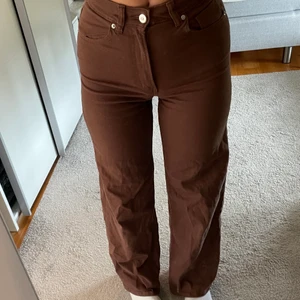 Bruna jeans  - Jättefina bruna byxor jag säljer då dom är för små på mig! 