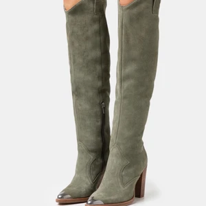 BRONX STÖVLAR - Säljer mina helt nya stövlar fr Bronx, endast använda en gång. Säljes då jag inte riktigt trivs i dem. Storlek 37! Sååå snygga. 1000kr 