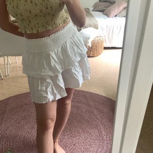 Vit minikjol - Storlek 38. Frakt diskuteras vid intresse