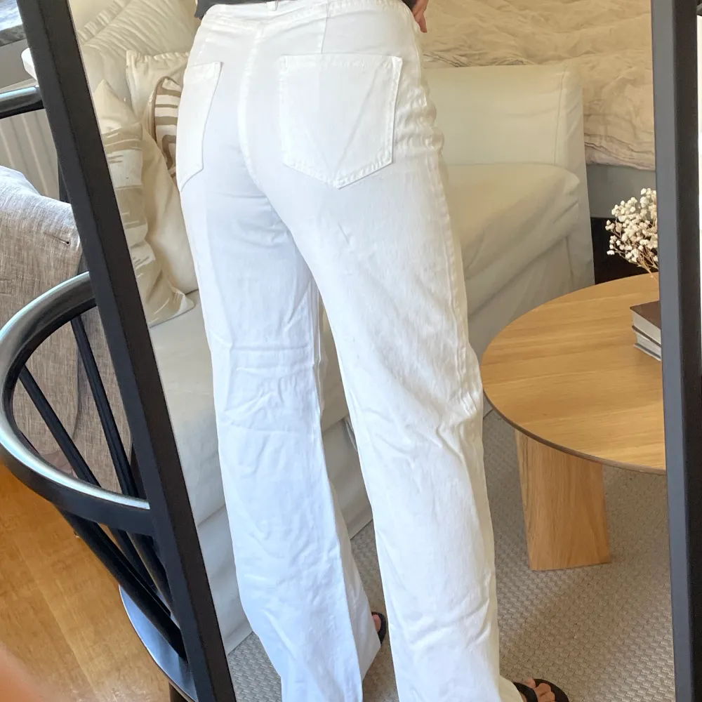 Snygga vita wide leg jeans i strl 36 från Bershka. Endast använda en gång. Säljer pga lite för små för mig (har 36-38) 💕💕 köpta för 259kr. Jeans & Byxor.