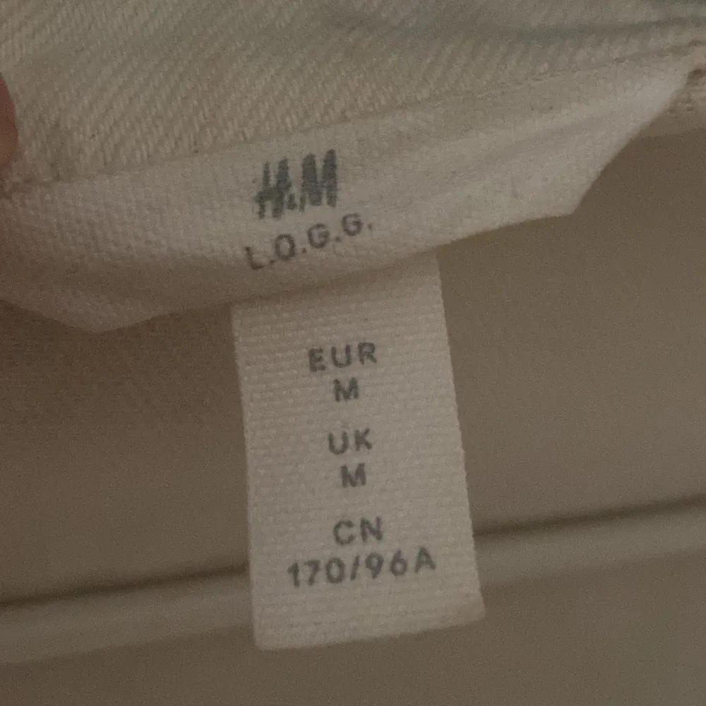 Jeansjacka från H&M i storlek M, passar mig som vanligtvis har S. Aldrig använd alltså helt ny i princip. Frakt ingår inte i priset. Nypris 499kr💛. Jackor.