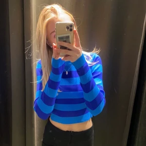ribbad långärmad 💙 - !återpublicerad’! Blå randig tröja ifrån zara köpt i början av året men inte använd så mycket och säljer då eftersom jag inte använder den så mycket 💕 !köparen står för frakt!