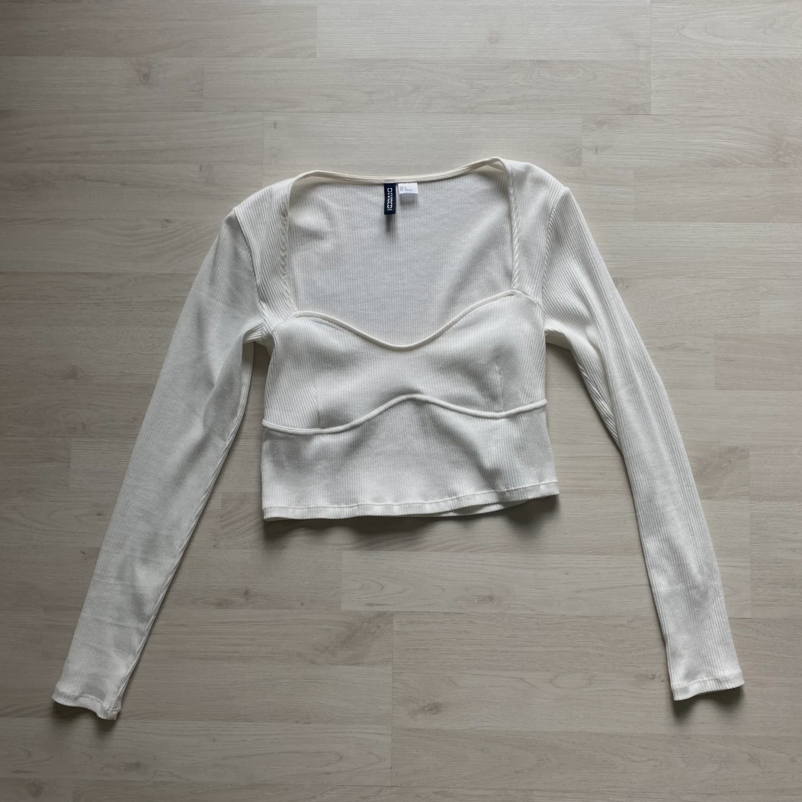 Kort långärmad tröja med urringning