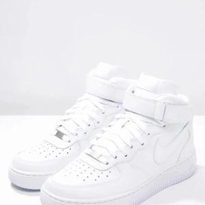 nike  - höga airforce1s använt kanske 20 ggr men gillar inte dem på mig bra skick, kan skicka fler bilder privat 💕