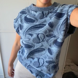 Stickad tröja från Zara - Säljer min stickade tröja från Zara, endast använt på bilder. Säljer då det inte är min stil längre och inte får användning av den. Storlek M men passar S då den är lite oversized. Passar faktiskt till blåa jeans, är ca 175 lång