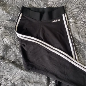 Träningsbyxor-svart - Använda sällan 