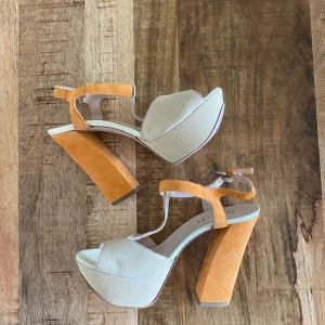 Platåklackar från Scorett (storlek 36) - Klackar med platå (= skönare att gå i). Storlek 36. Orange och ljusbeige mocka. Endast använda vid ett tillfälle inomhus, så de är i superfint skick! Köparen står för ev fraktkostnad ☺️