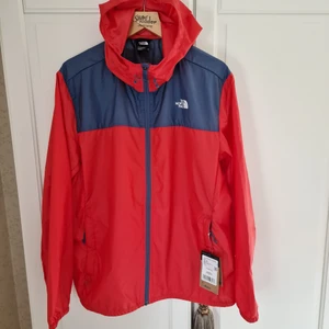 The North Face jacka Sunddowener XL - Helt ny jacka med tag Regular Fit: ett storleksnära plagg med normal passform som ger en skräddarsydd och bekväm känsla. När solen sänker sig eller vinden friskar i behöver du inte leta längre än till SundownerJacka för ett lätt extralager. 
