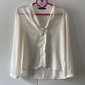 Blus  - Jättefin blus från Zara med guldiga detaljer 🫶 använd endast en gång!