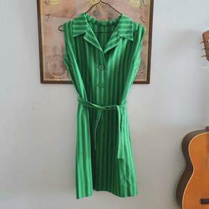 fantastisk klänning från 60-talet i jättefint skick! 100% stabilt bomull! unik, troligtvis hemmasydd men otroligt välsydd!