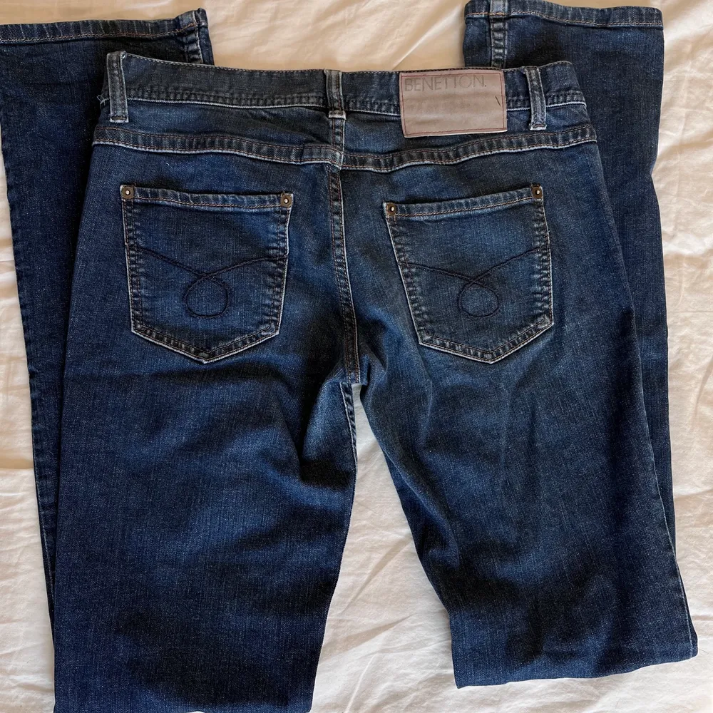 Fina blå benetton jeans, lågmidjade och utsvängda nertill. Storlek 30w. Långa i benen och skulle säga att dem sitter som en xs/s. . Jeans & Byxor.