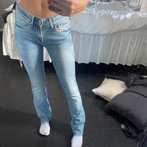 Lågmidjade jeans från pepe jeans köpta på Zalando!! Dessa ser annrlundare ut på bild än dom andra pepe jeansen som ja har lagt ut som annons, men passformen är exakt lika bara att dessa är ljusare färg (kolla min profil för att hitta dom mörkare jeansen) 