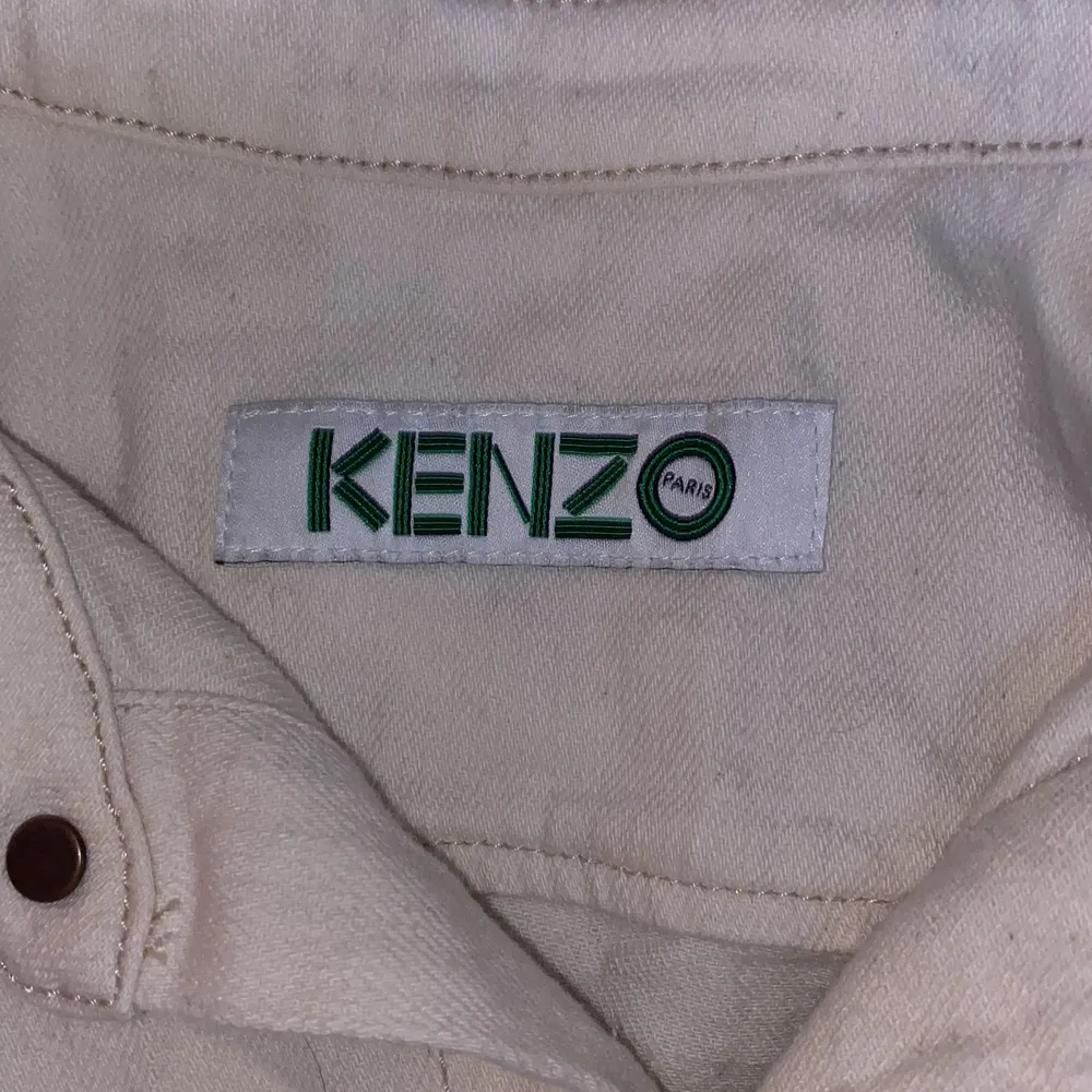 Helt ny 3000kr mitt pris 400 säljer på grund av att den är för stor för mig. Den är beige med kenzo pris broderat . Skjortor.