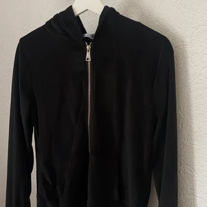 mjukis set - mjukis set från Cherry koko. köpt utomlands. går alltså inte att få tag i. påminner om juicy 🤩  bilden är inte rättvis utan setet är svart.  står storlek M men passar S 