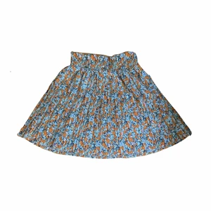 blommig kjol - jätte fin blommig paperbag kjol, hör av dig vid intresse! 