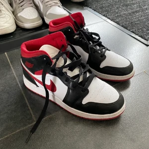 jordan 1 - snygga jordan 1 i bra skick! Storlek 40. Pris 1200kr