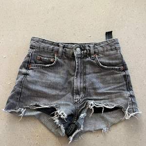 Gråa jeans shorts från zara köpta förra sommaren. Jätte fina och köpta för 259 säljer för 150