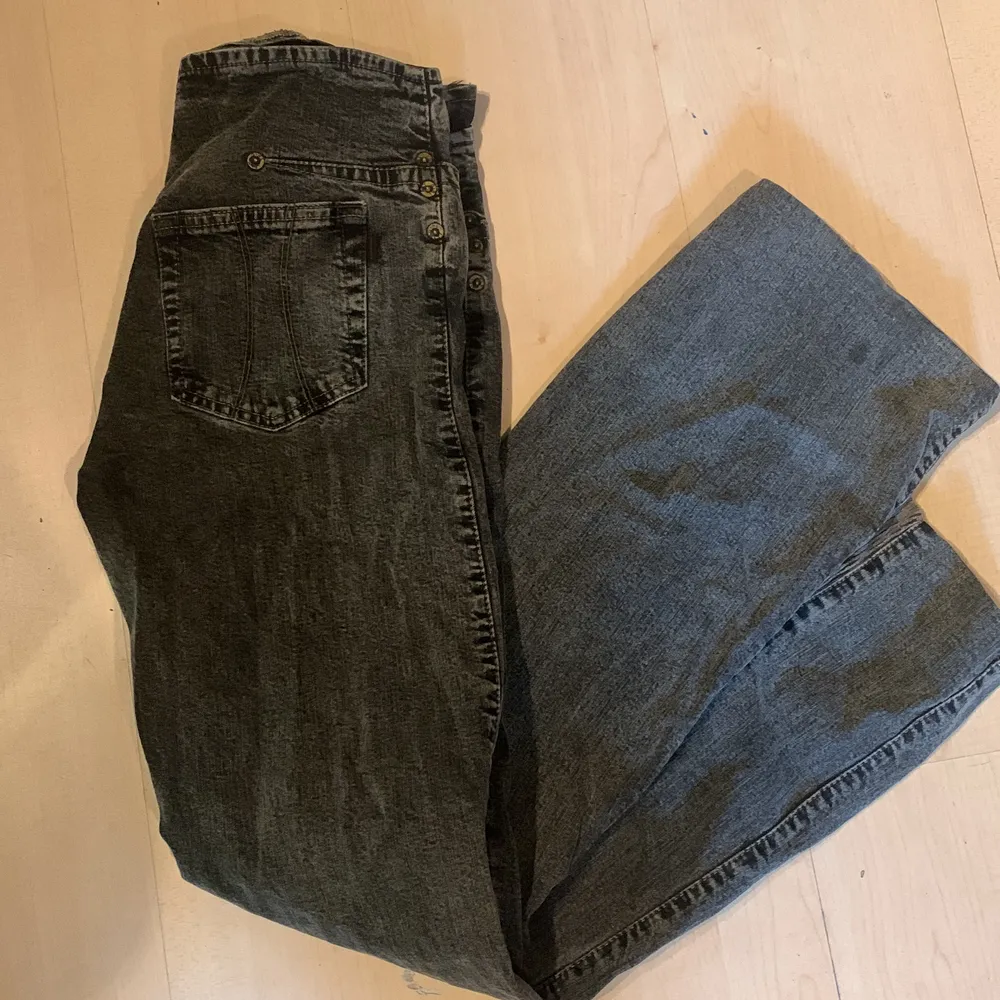 Ett par coola lågmidjade byxor i ren 2000-tals stil. . Jeans & Byxor.