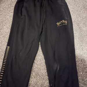 Hugo Boss byxor  - Hugo boss byxor Stl M , äkta givetvis. Dm vid intresse 🌟