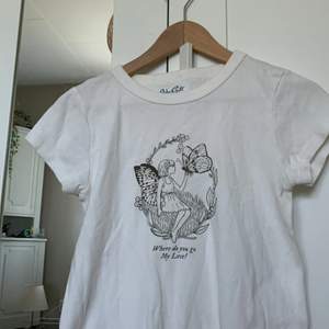 Säljer min jättefina brandy Melville t-shirt i stl one size💓 ordinarie pris 250 TRYCK INTE PÅ KÖP DIREKT