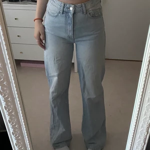 Blå jeans - Säljer dessa tvär snygga jeans från lager 157, tyvärr så kommer de aldrig till användning längre och behöver därav en ny ägare💓