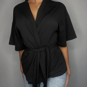 Kimono Blazer  - Använd 1 gång  Tillverkad i en stretchiga kvalitet.  Avtagbart knytband i midjan. 