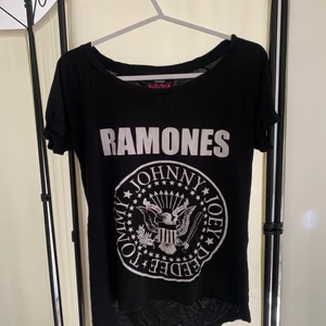 Svart Ramones Rock Band Tröja - Fick den av en relativ och har aldrig haft den på mig. Kvaliten är fortfarande ganska bra, stretchig och väldigt bekväm att ha på sig. Som storlek S sitter den kanska bra som en normal tröja men kan också göra som bra cropp-top om man har större storlek
