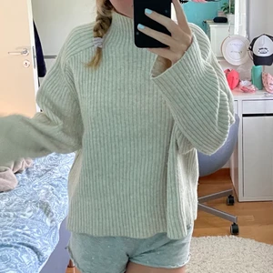 Stickad tröja från hm - Skit snygg o skön stickad tröja från hm, inte alls stickig❤️❤️använd typ 5 ggr. Lite oversized o skön på mig som vanligtvis är en S