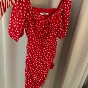 Adoore klänning  - Säljer denna klänning då den inte längre kommer till användning. Använd 2 gånger. Sedan har den endast hängt i garderoben. 