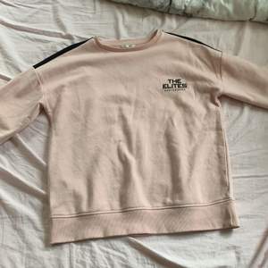 Rosa sweatshirt som knappt är använd till salu