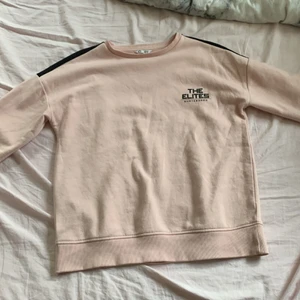 Sweatshirt till salu - Rosa sweatshirt som knappt är använd till salu