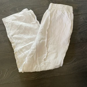Vita linnebyxor  - Säljer mina linnebyxor som endast är använda två gånger!