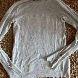 Ljusgrå/vitgrå långärmad tröja från zara.🐚