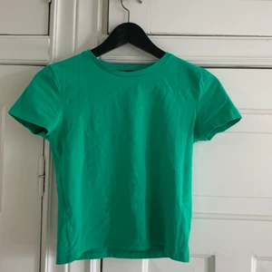 Grön tight croppad tshirt från Zara - Superfin croppad passform, från Zara storlek xs. Använd fåtal gånger 