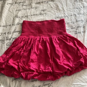 Rosa Ballong kjol - Från Lindex. Köpte förra sommaren använt kanske 1 eller 2 gånger. I bra skick. Frakten som står gills INTE utan diskuteras privat istället!