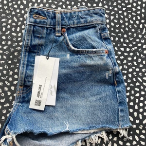 Zara shorts - Helt nya zara shorts med prislappen kvar. Säljer då de inte passar mig alltså bara provade.💕
