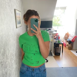 Grön t-shirt - Supercool grön tröja från ASOS i storlek S 💚 plagget är i bra skick och använd ett fåtal gånger!! 70 kr + frakt 😚